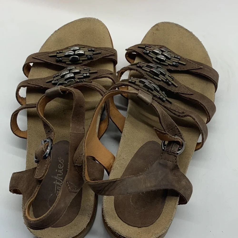 Earthies Leather coffee colored metal embellished sandals Sz 7. MCS0730F